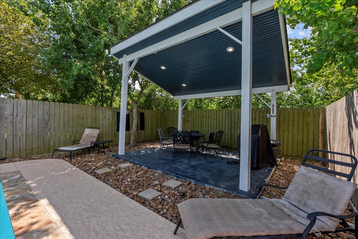 1012D 22nd Street, Unit D Dickinson, TX 77539 - Photo 35 of 44 a backyard of a house with yard and outdoor seating