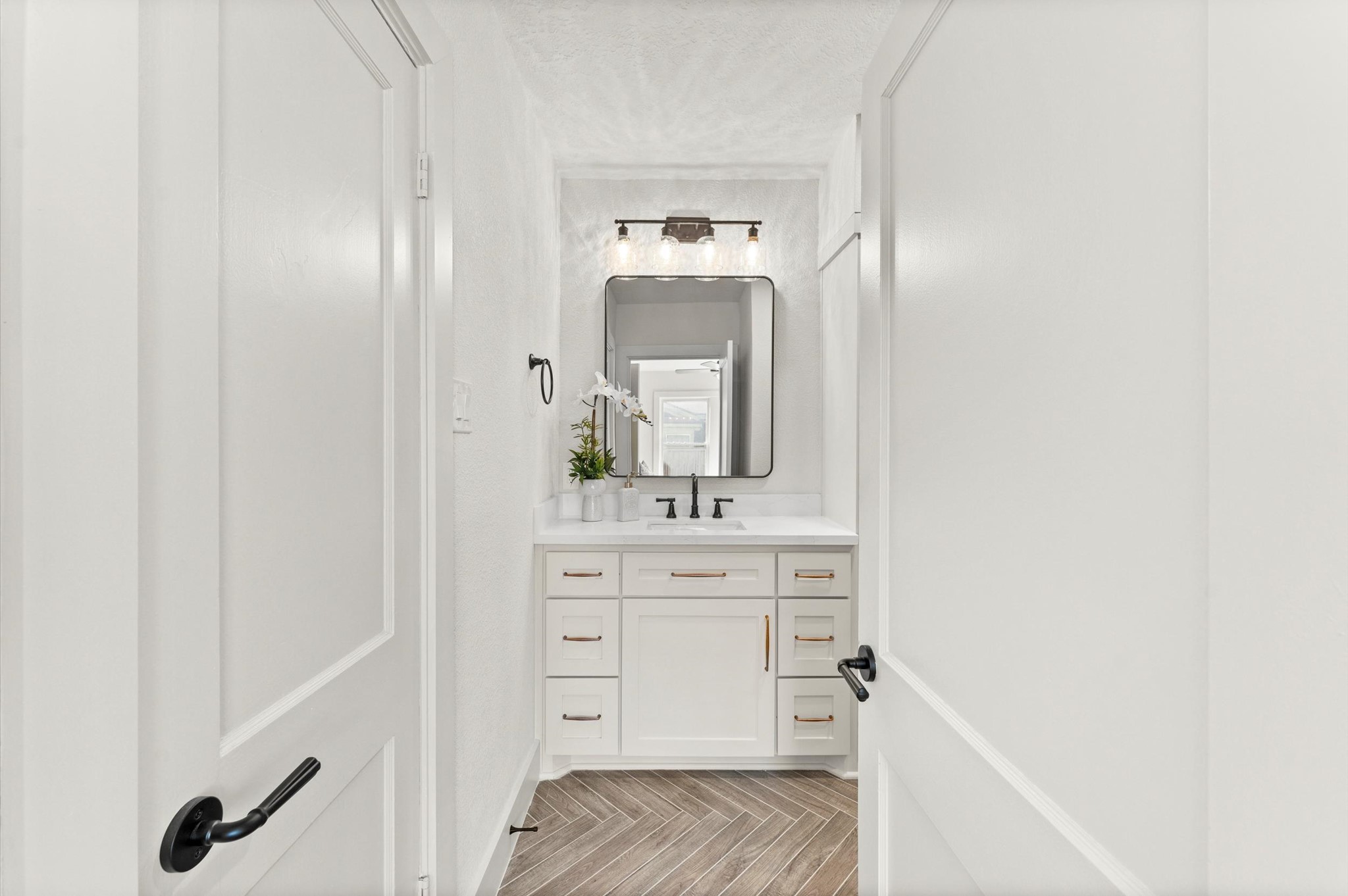 3725 Griggs Road Houston, TX 77021 - Photo 19 of 37 Your second bathroom also includes tons of custom cabinetry, as well as a second closet for the bedroom or storage.