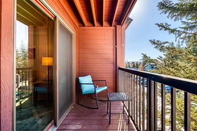 a balcony with view of outdoor space