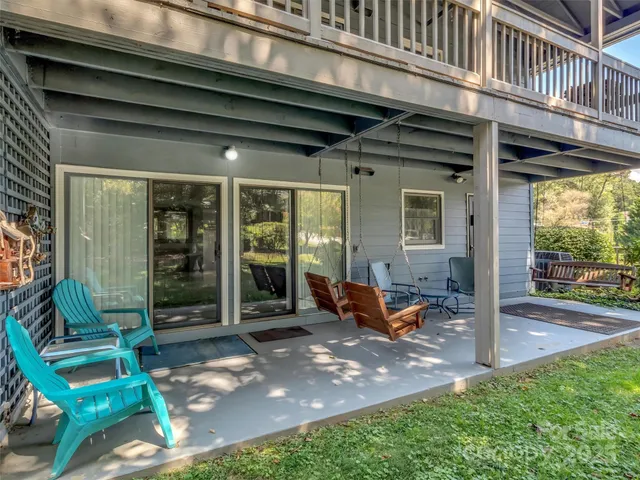 a view of an outdoor sitting area with porch