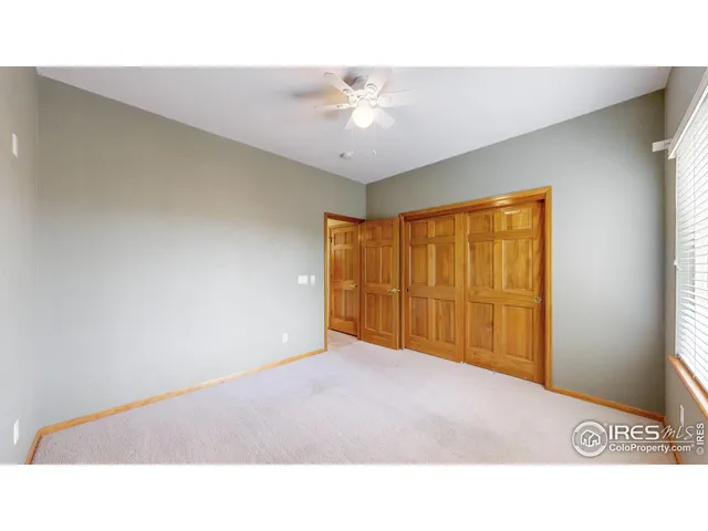 a black and white photo of a room