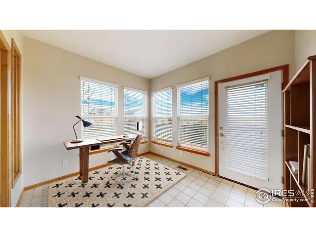 a black and white photo of a living room