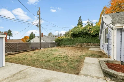 a view of a backyard