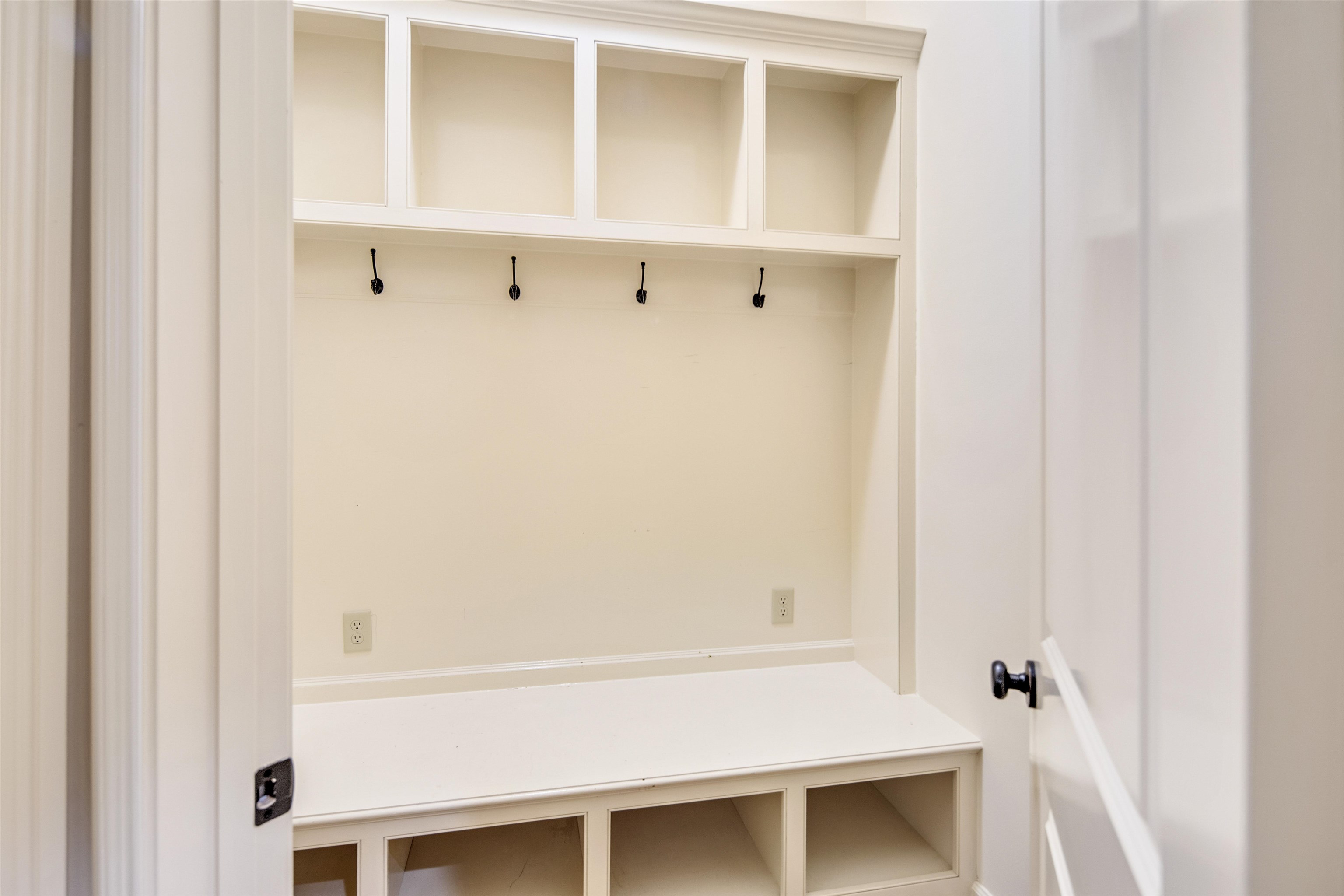 4938 Barfield Road Memphis, TN 38117 - Photo 19 of 40 a bathroom with a bathtub