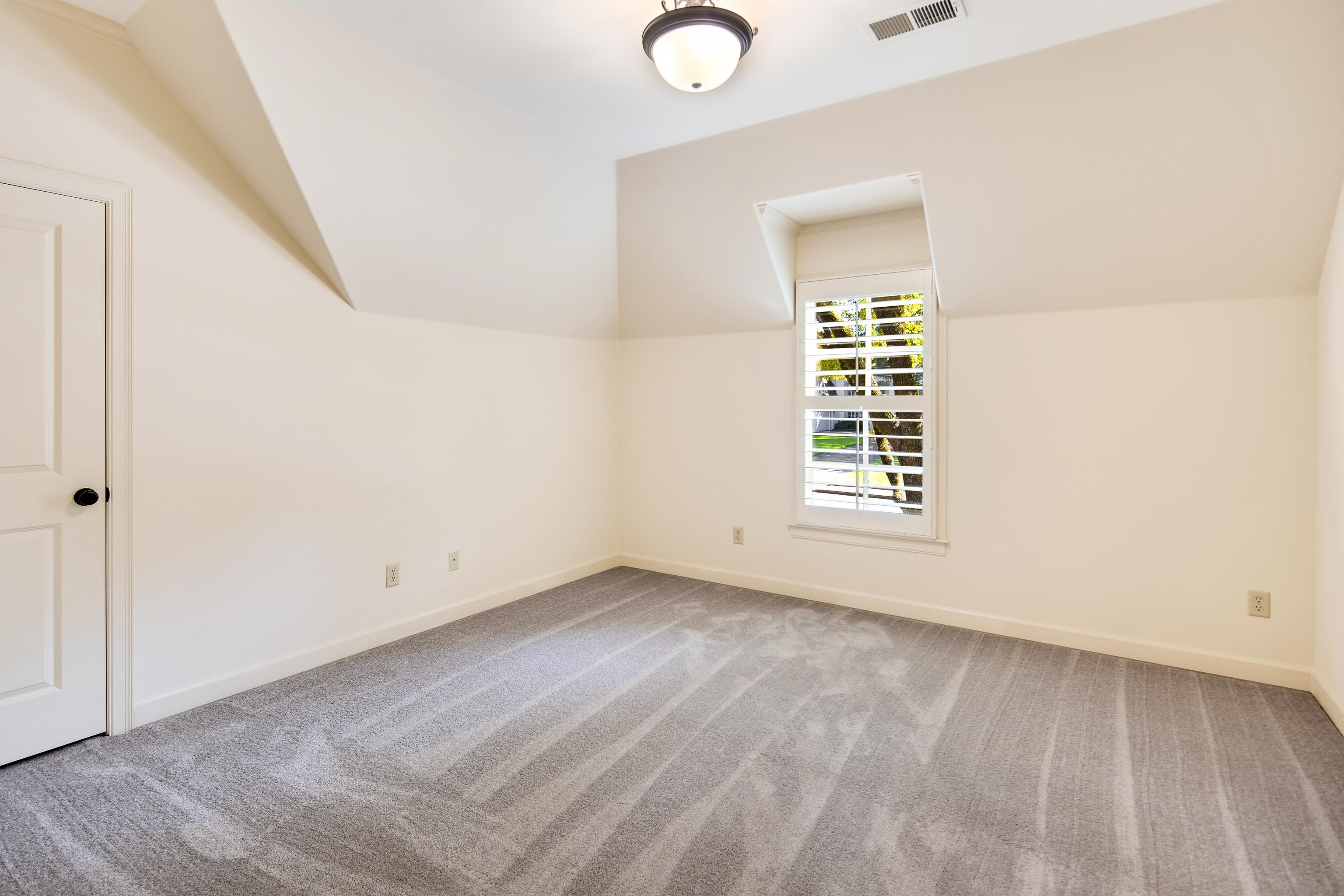 4938 Barfield Road Memphis, TN 38117 - Photo 22 of 40 an empty room with windows