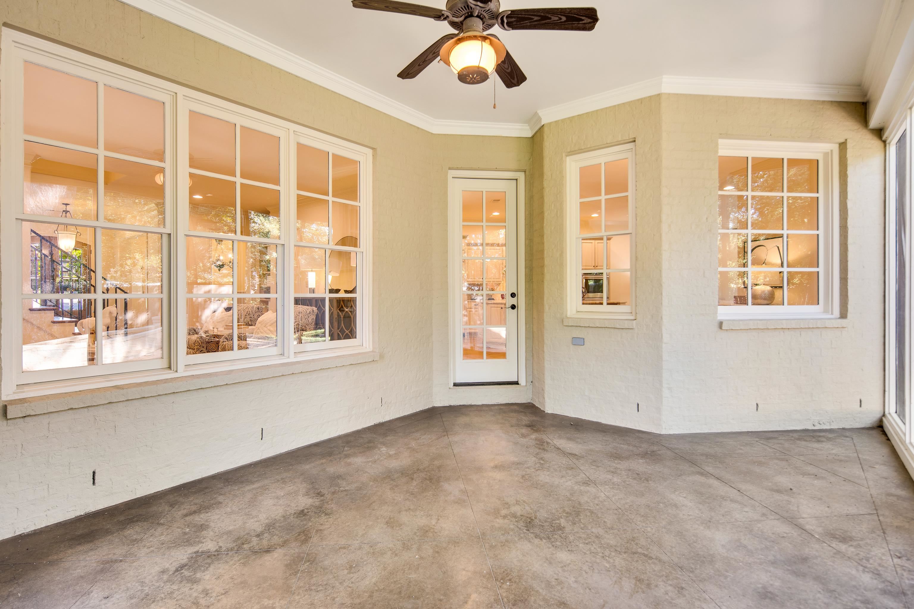 4938 Barfield Road Memphis, TN 38117 - Photo 31 of 40 an empty room with a window