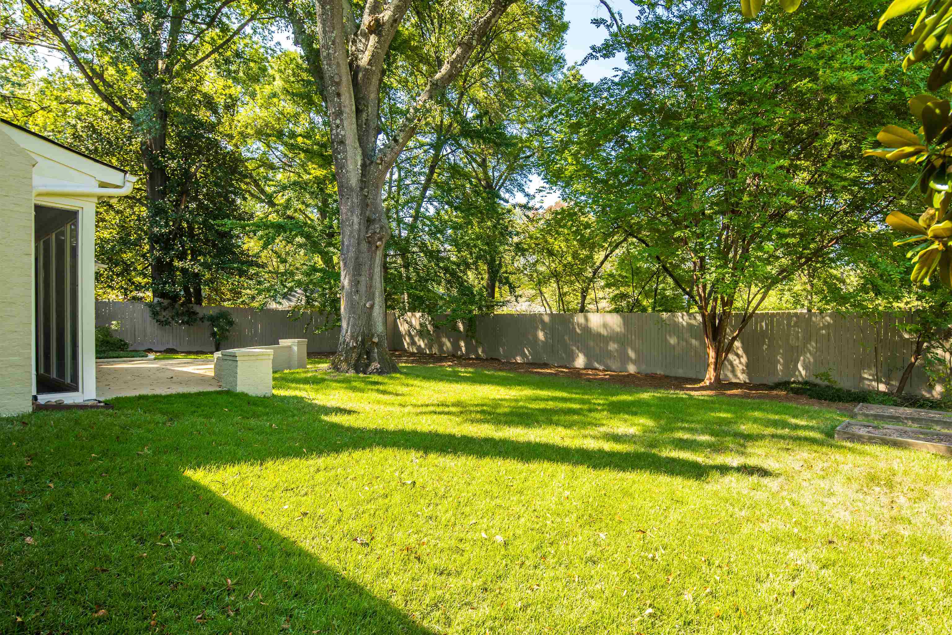 4938 Barfield Road Memphis, TN 38117 - Photo 37 of 40 a backyard of a house with table and chairs