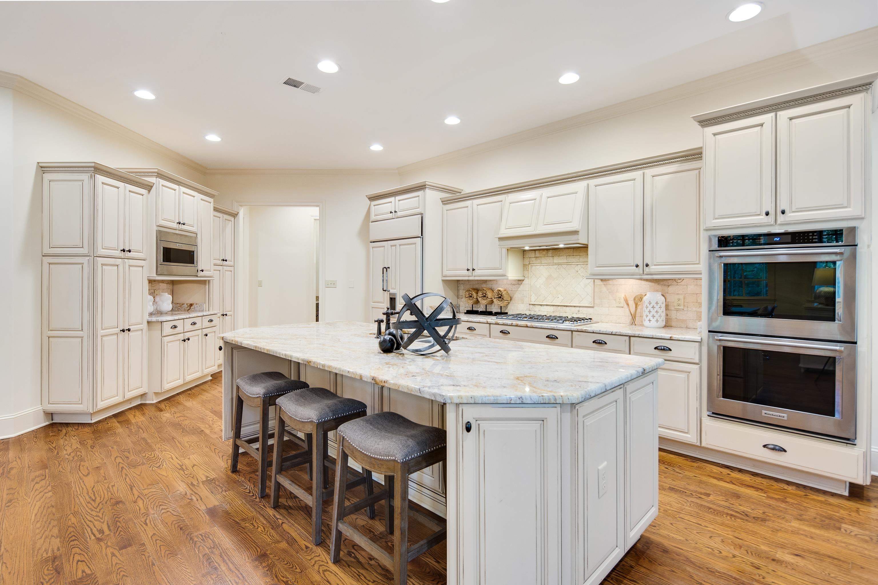 4938 Barfield Road Memphis, TN 38117 - Photo 10 of 40 a kitchen with appliances a sink and cabinets