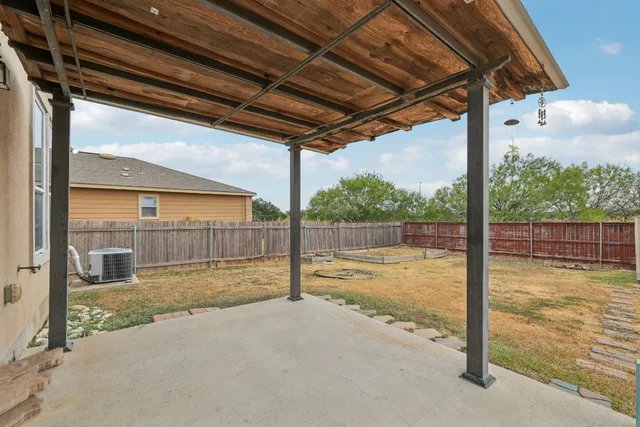 a view of a backyard