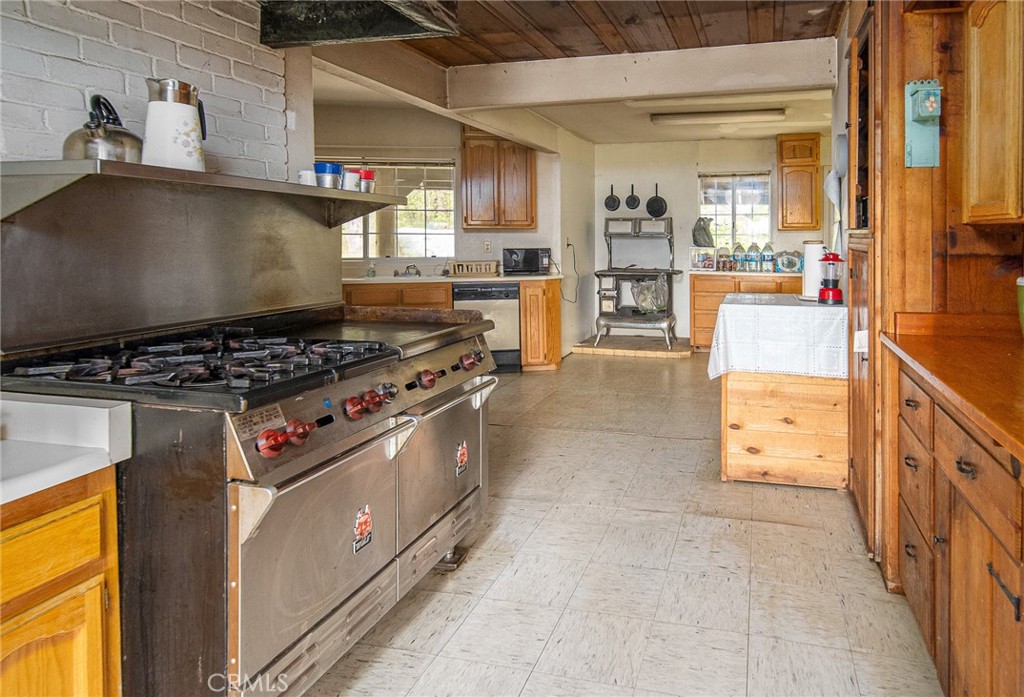 5657 Worman Road Ahwahnee, CA 93601 - Photo 17 of 46 a kitchen with stainless steel appliances granite countertop a stove and a refrigerator