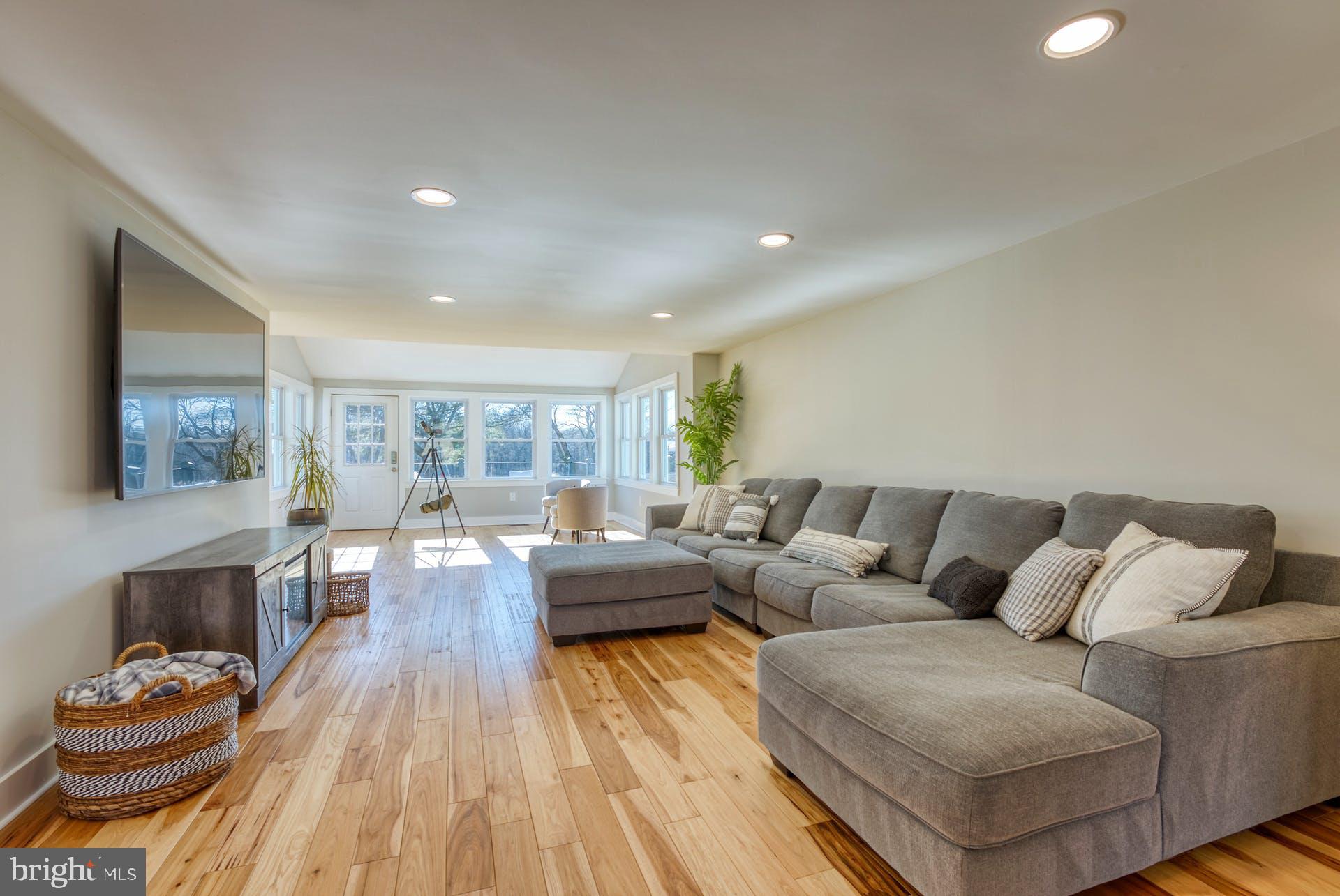 36937 North Fork Road Purcellville, VA 20132 - Photo 17 of 78 5" Natural Hickory Hardwood Flooring