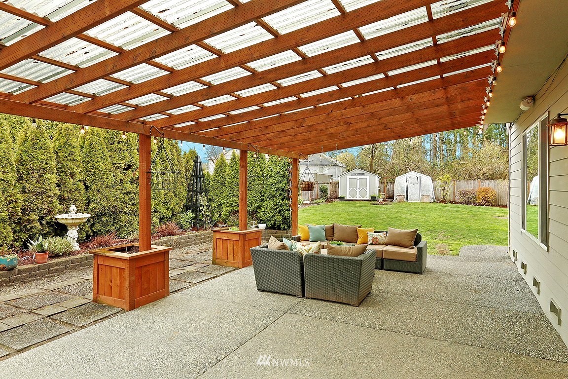 105 182nd Place Southwest, Unit B Bothell, WA 98012 - Photo 13 of 25 a living room with patio furniture and garden view