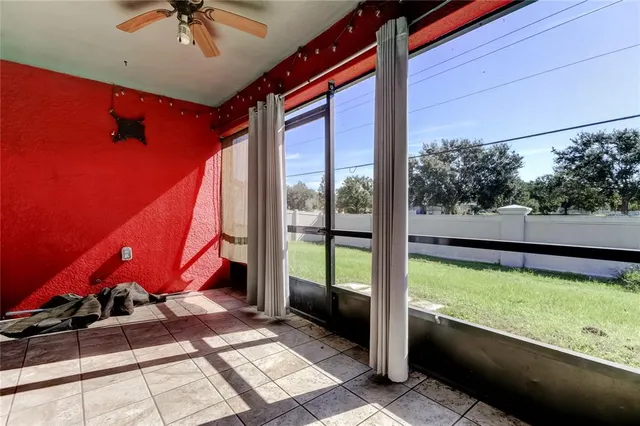 a view of a backyard