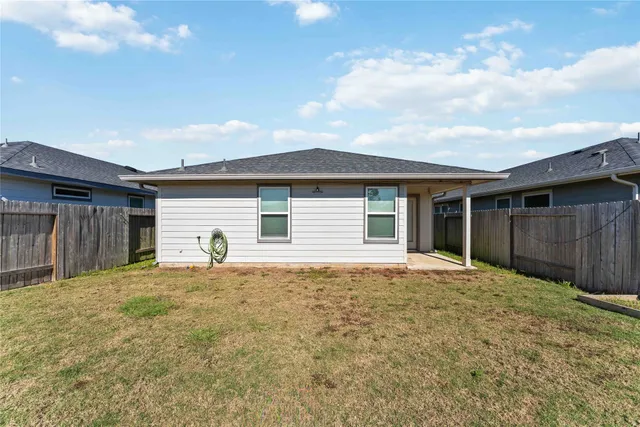 a view of a house with backyard and garden