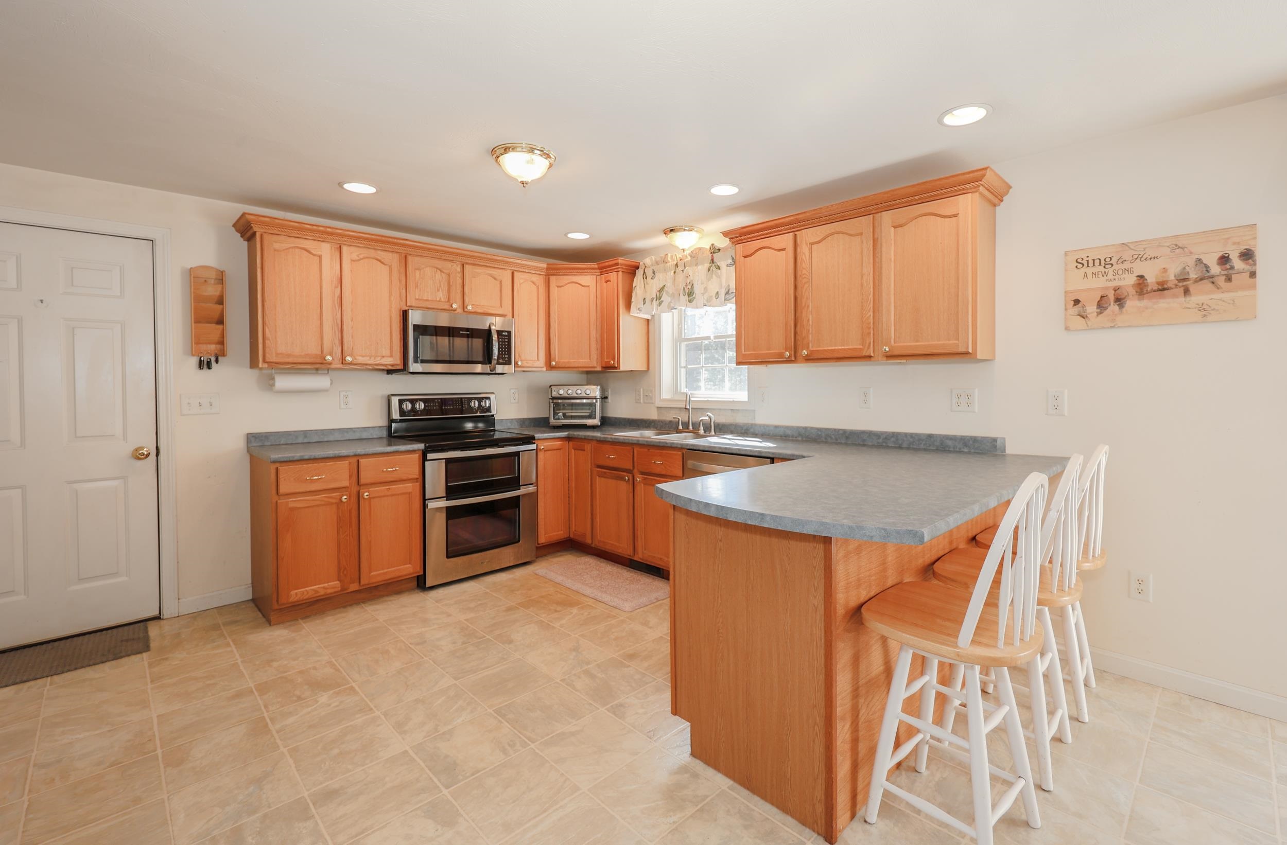 66 Sandy Brook Street Manchester, NH 03103 - Photo 8 of 49 Gallery Image 8