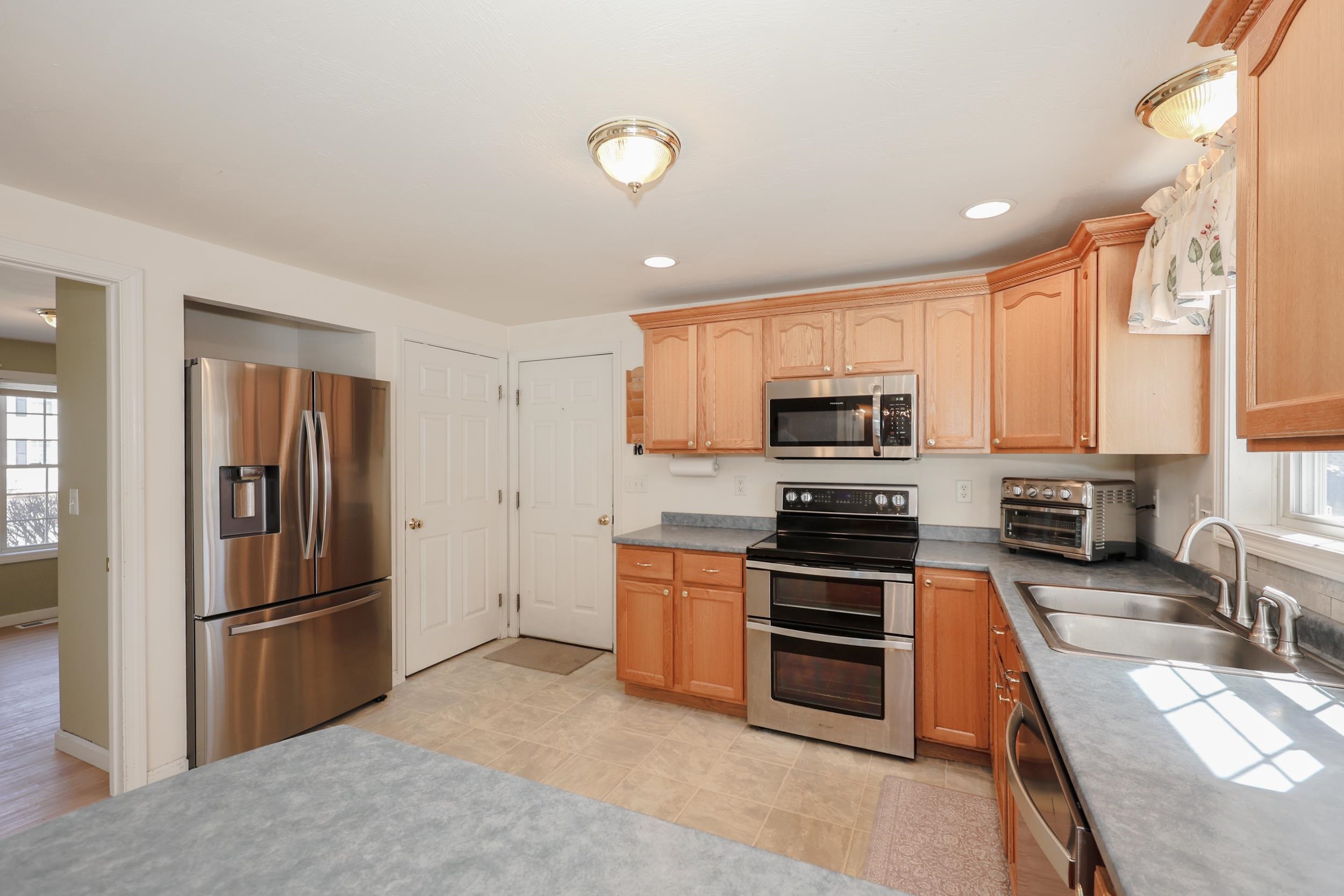 66 Sandy Brook Street Manchester, NH 03103 - Photo 9 of 49 Gallery Image 9