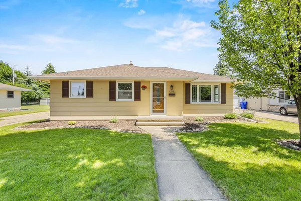 $279,900 | 2700 North Lillian Court, Appleton, WI 54911