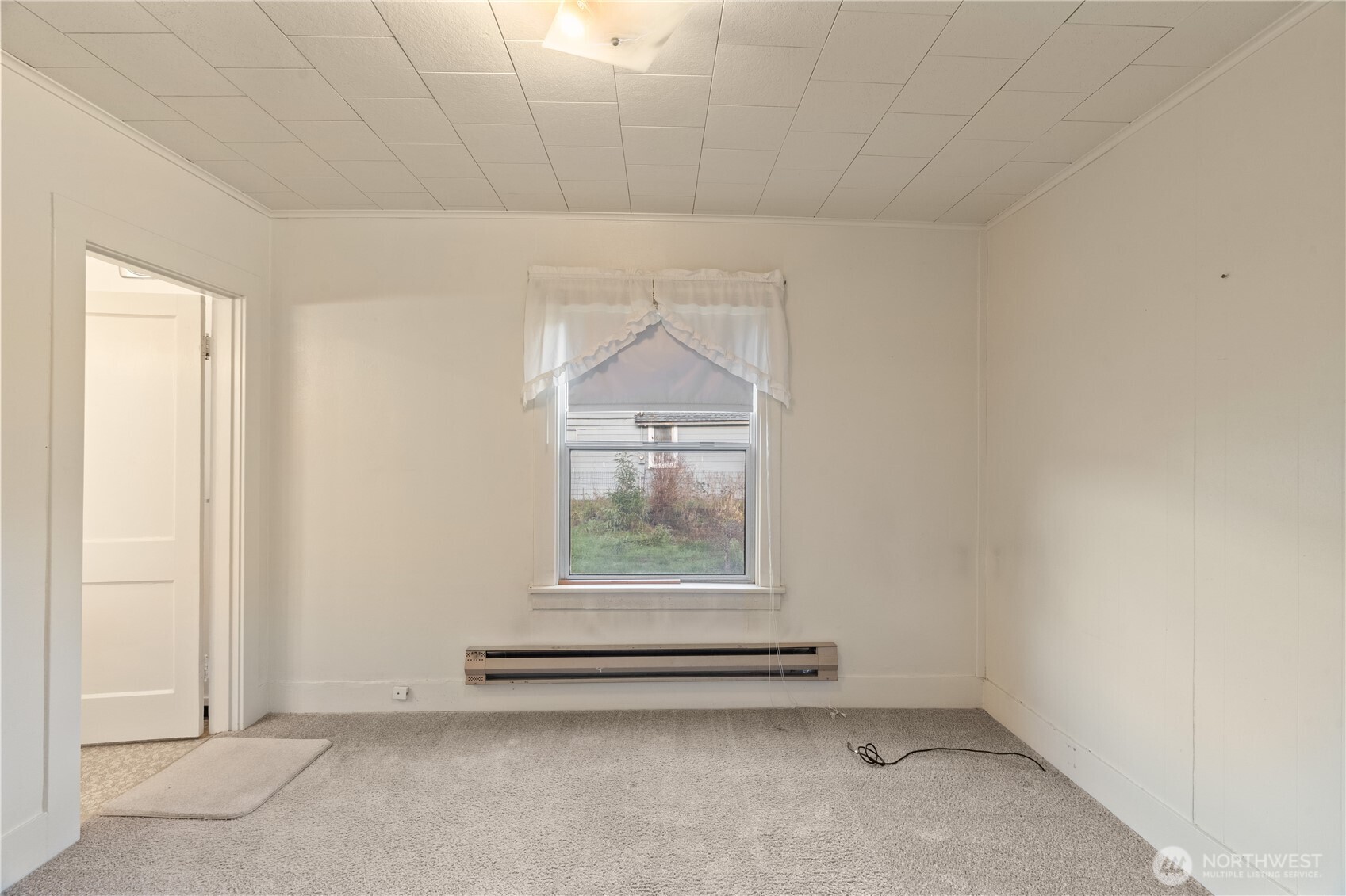 324 North F Street Aberdeen, WA 98520 - Photo 12 of 32 an empty room with windows