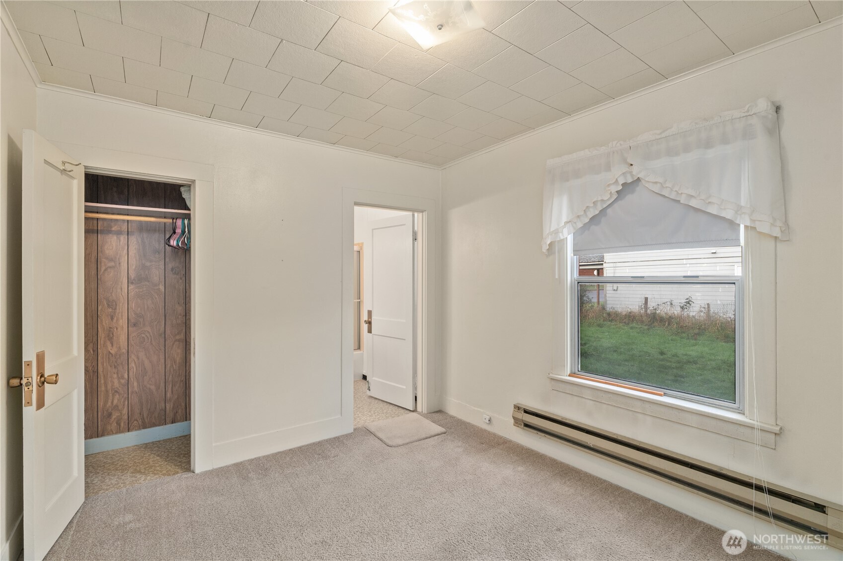 324 North F Street Aberdeen, WA 98520 - Photo 13 of 32 an empty room with windows