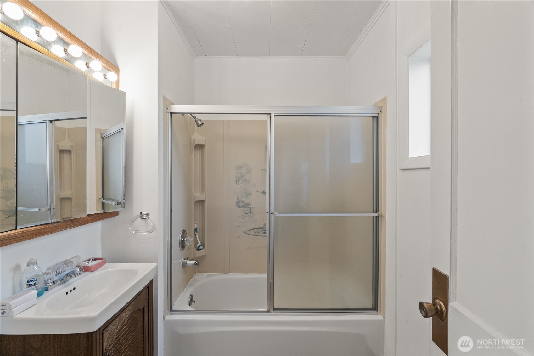324 North F Street Aberdeen, WA 98520 - Photo 14 of 32 a bathroom with a bathtub and a sink