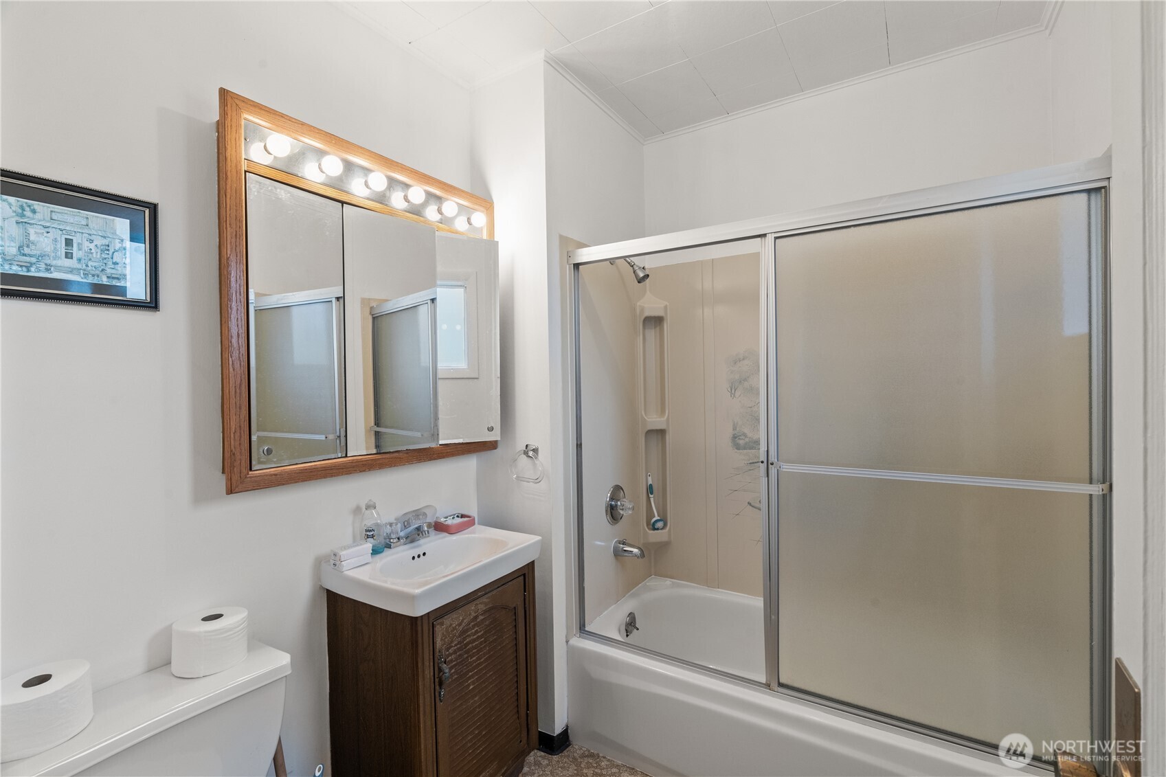 324 North F Street Aberdeen, WA 98520 - Photo 15 of 32 a bathroom with a shower a bath tub and a sink