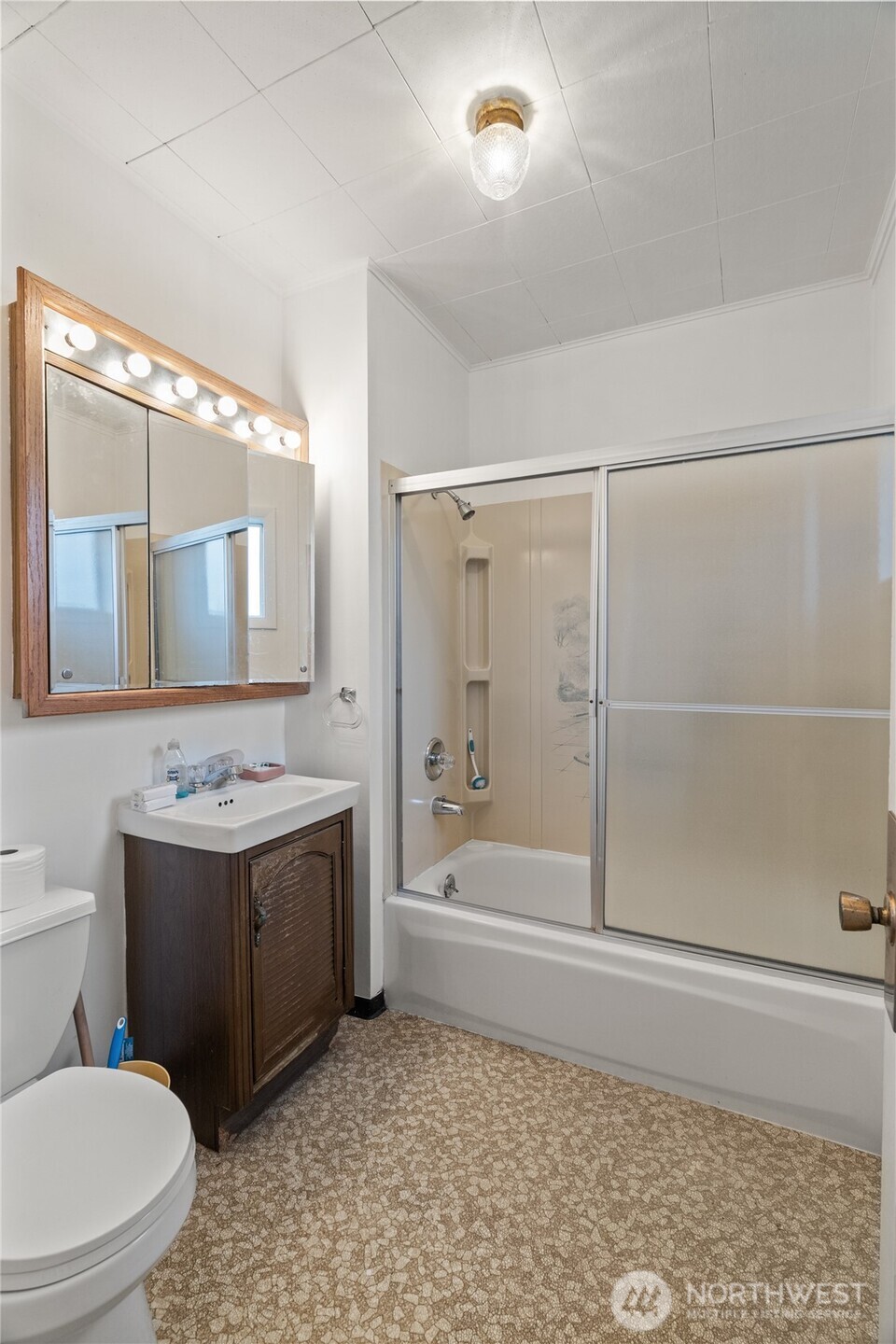 324 North F Street Aberdeen, WA 98520 - Photo 16 of 32 a bathroom with a sink a toilet and shower