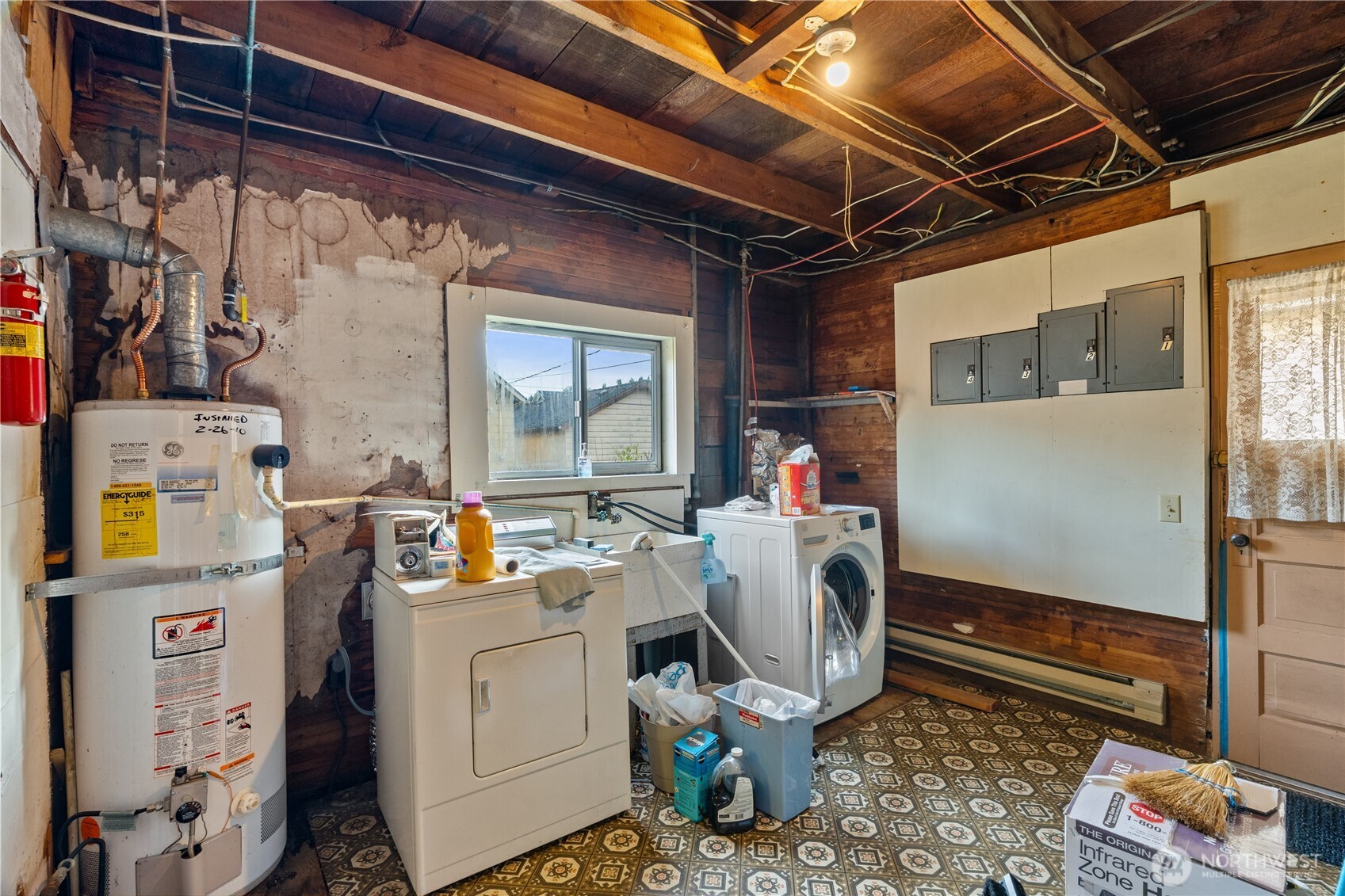324 North F Street Aberdeen, WA 98520 - Photo 18 of 32 a utility room with dryer and washer
