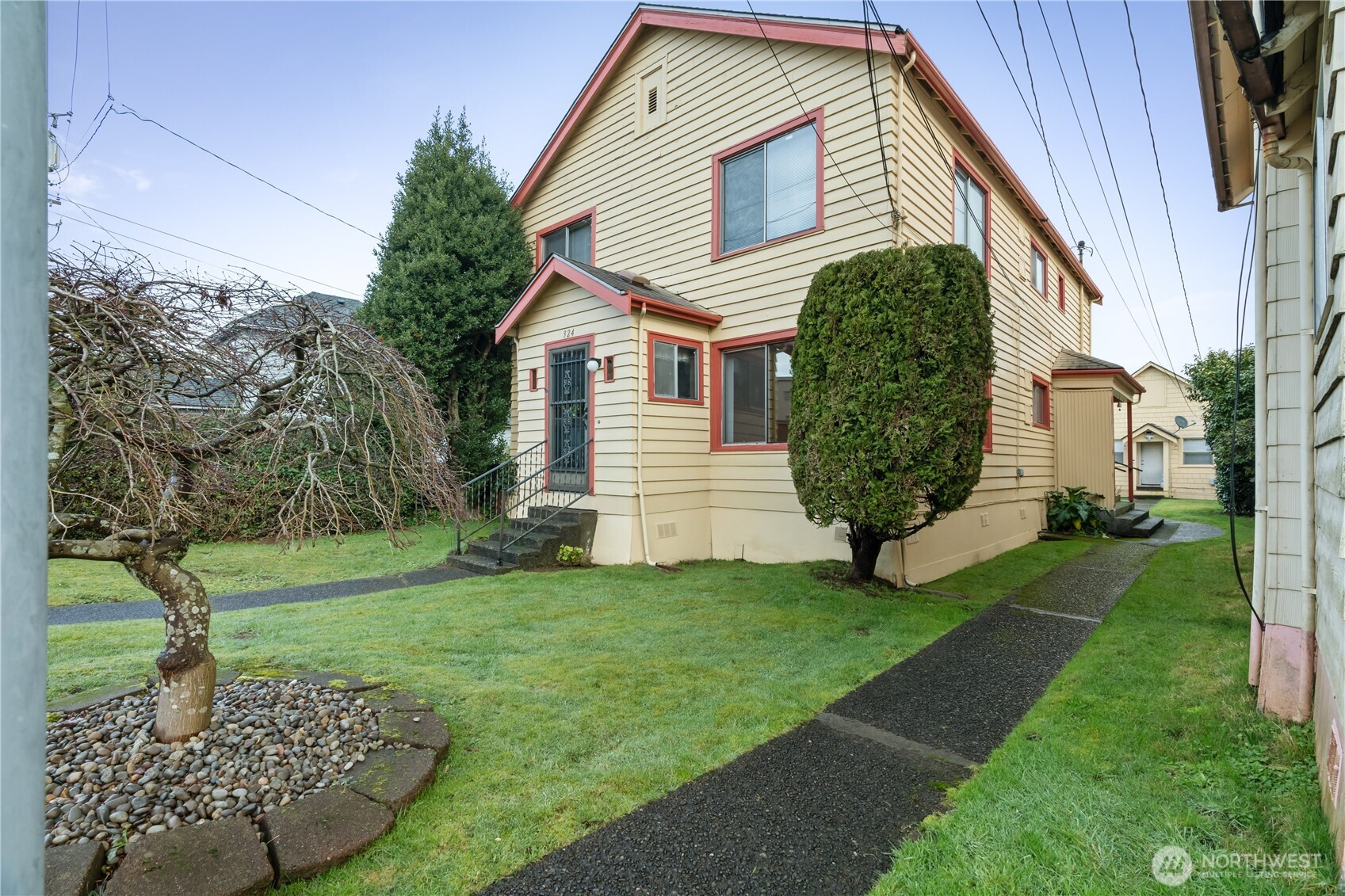324 North F Street Aberdeen, WA 98520 - Photo 2 of 32 a front view of a house with a garden