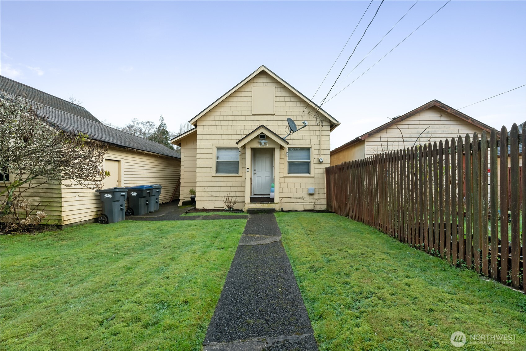 324 North F Street Aberdeen, WA 98520 - Photo 24 of 32 a view of a back yard of the house