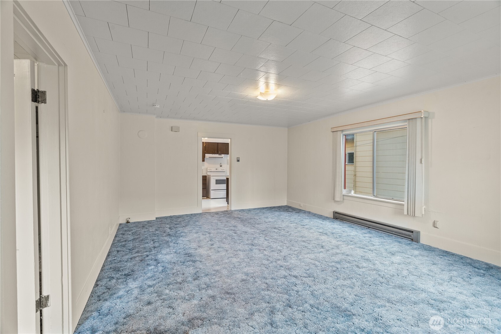324 North F Street Aberdeen, WA 98520 - Photo 5 of 32 an empty room with windows