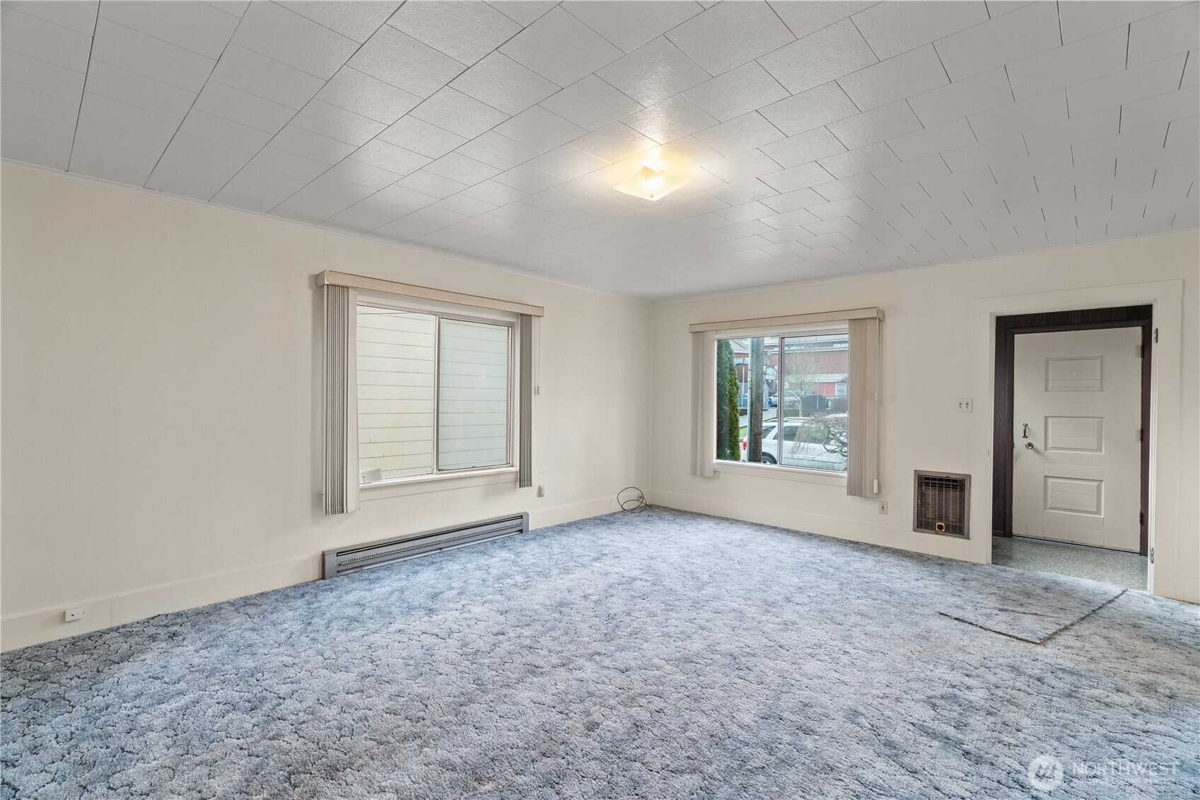 324 North F Street Aberdeen, WA 98520 - Photo 6 of 32 an empty room with windows