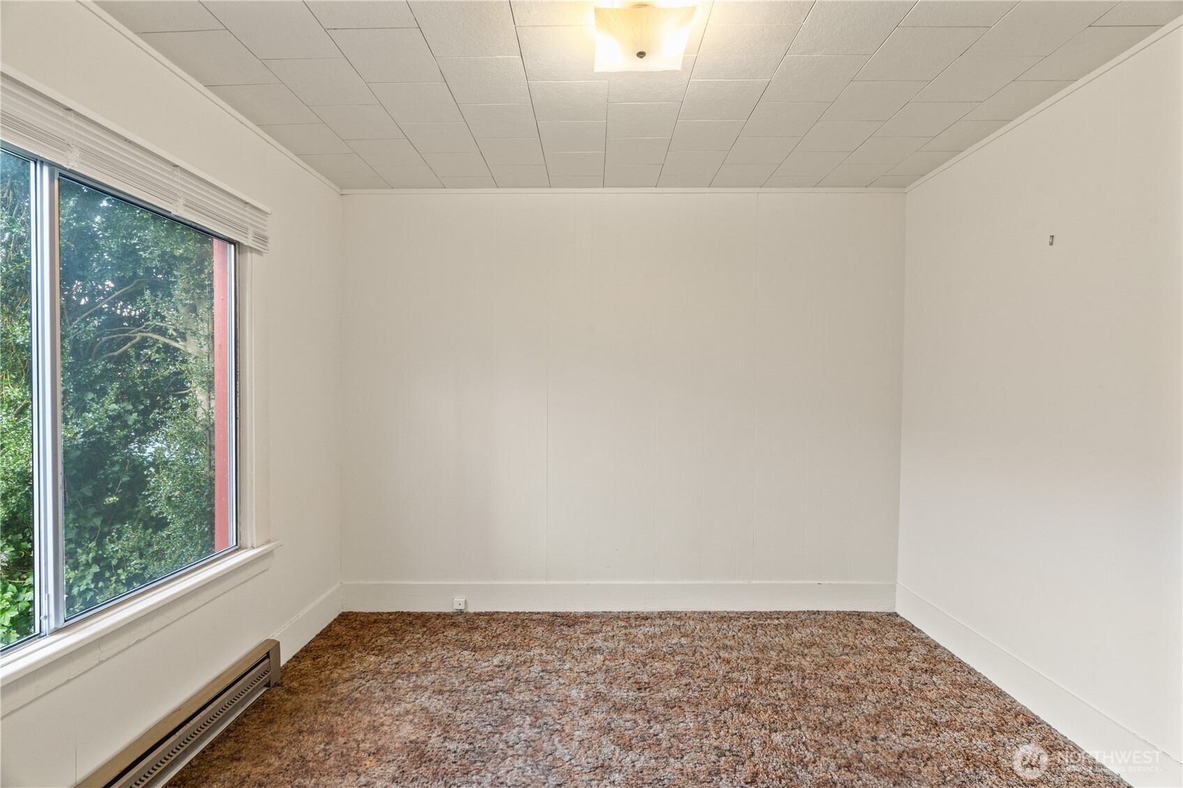 324 North F Street Aberdeen, WA 98520 - Photo 8 of 32 an empty room with a window