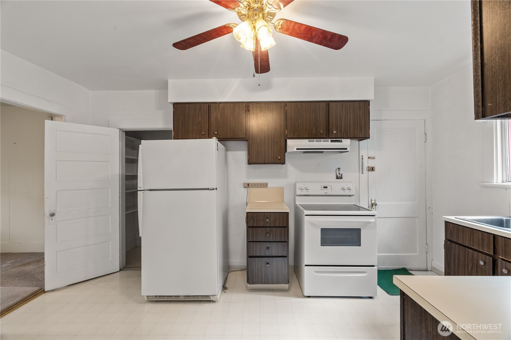 324 North F Street Aberdeen, WA 98520 - Photo 10 of 32 a kitchen with stainless steel appliances a refrigerator and a stove