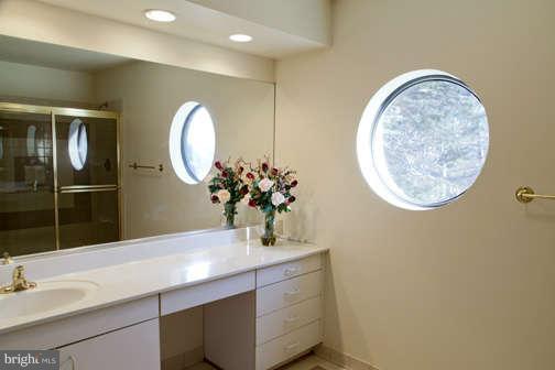 1983 Solaridge Court Reston, VA 20191 - Photo 11 of 20 Bath (Master)