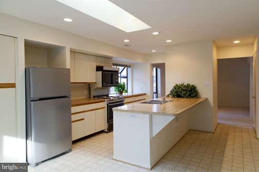 1983 Solaridge Court Reston, VA 20191 - Photo 4 of 20 Kitchen