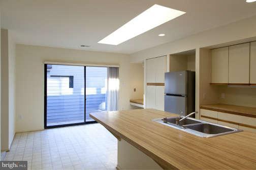 1983 Solaridge Court Reston, VA 20191 - Photo 5 of 20 Kitchen
