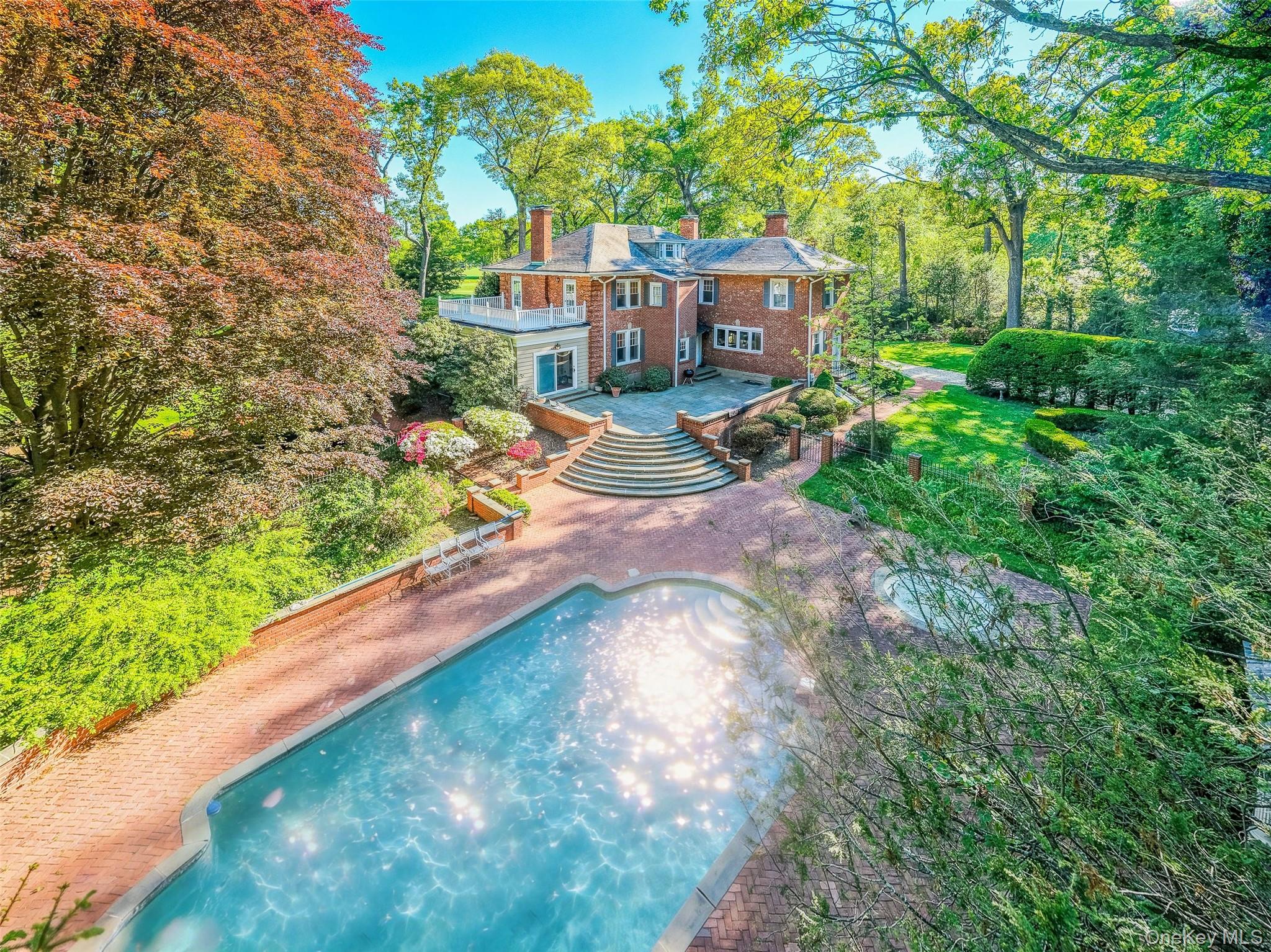 23 Townsend Road Glen Cove, NY 11542 - Photo 20 of 23 a view of a backyard with a garden