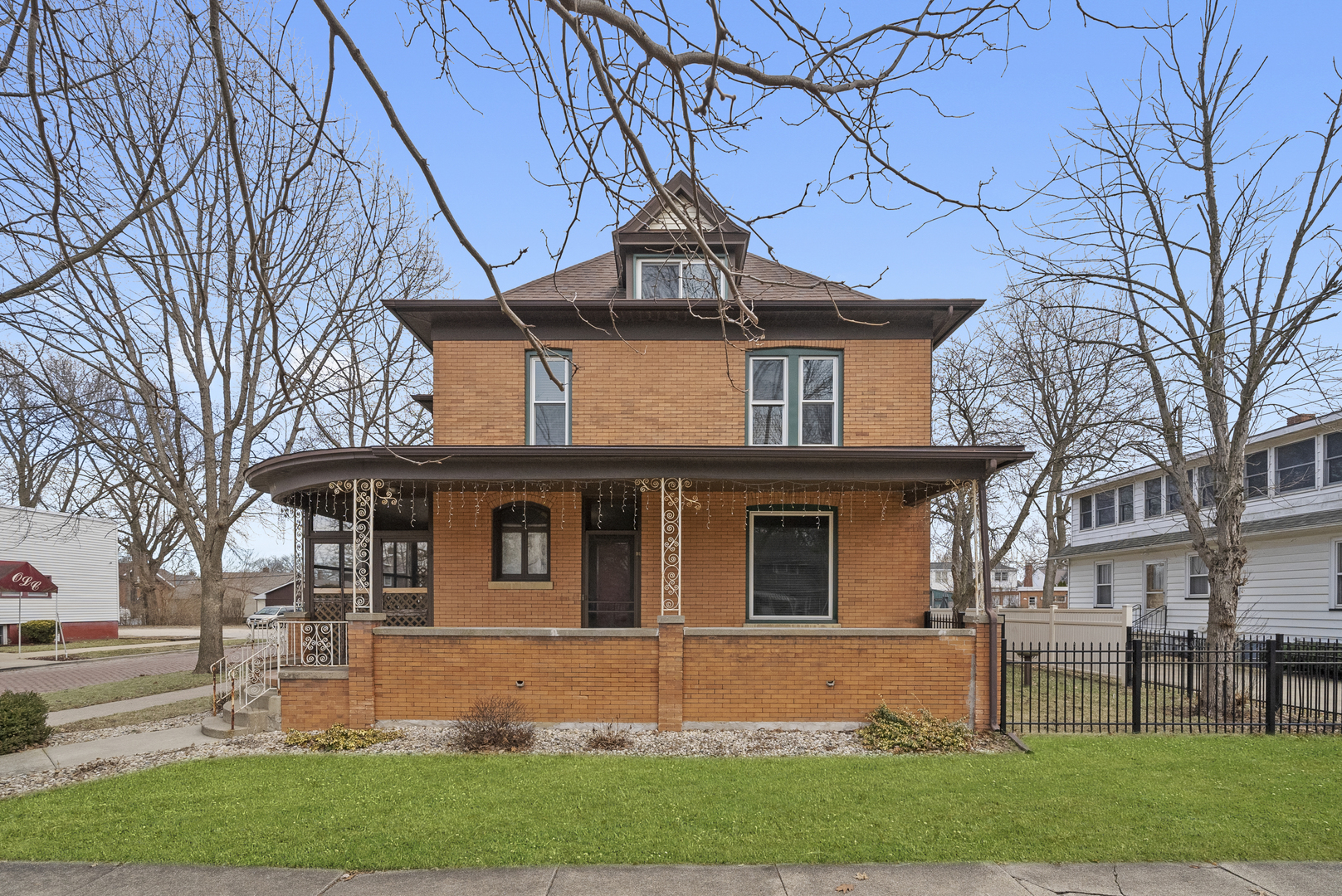 516 Catherine Street Ottawa, IL 61350 - Photo 2 of 38 a front view of a house with garden