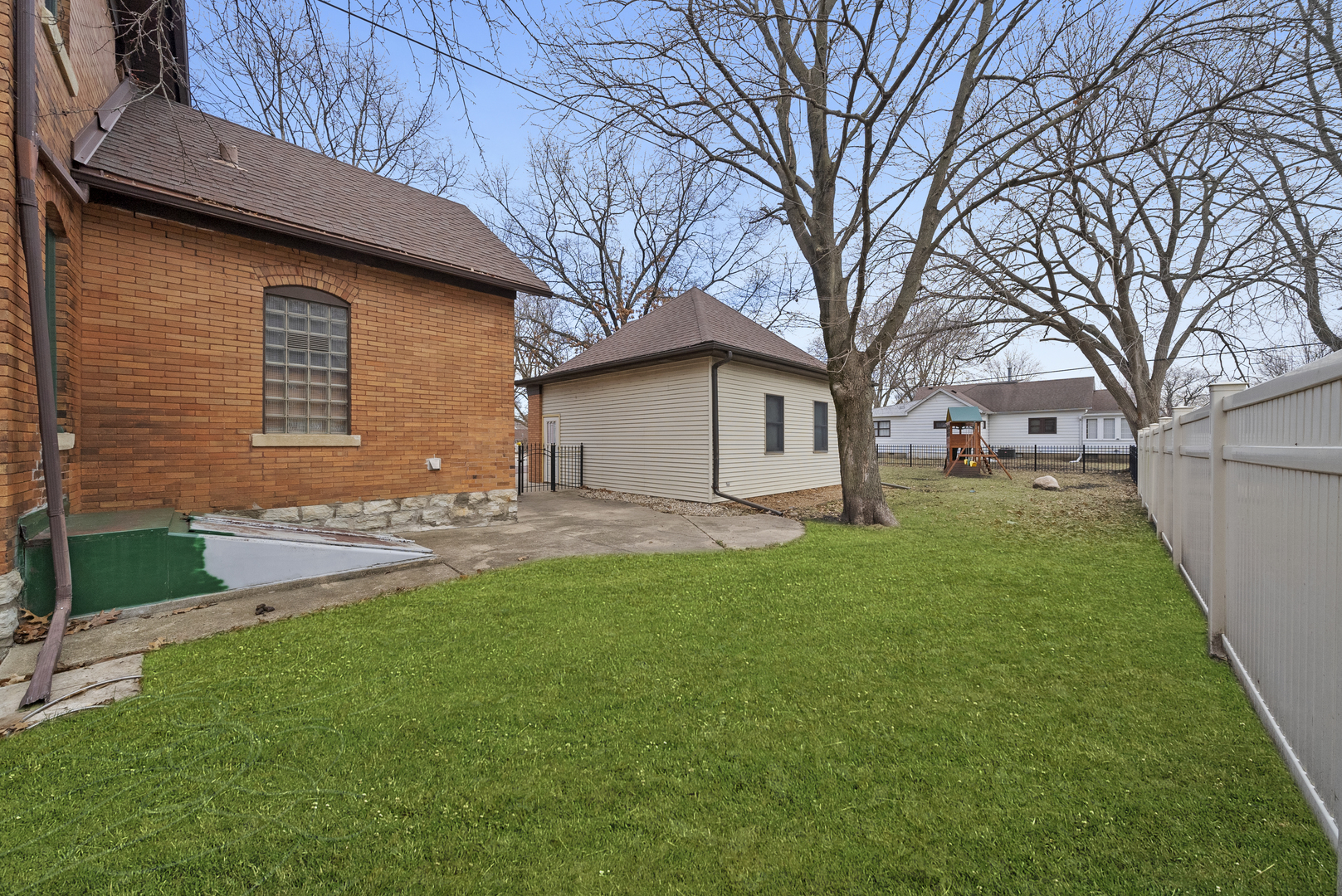 516 Catherine Street Ottawa, IL 61350 - Photo 8 of 38 a view of a backyard with a garden