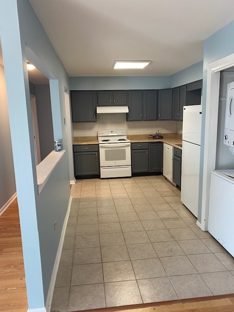 143 West Elk Trail, Unit 342 Carol Stream, IL 60188 - Photo 4 of 13 a kitchen with a cabinets and white stainless steel appliances