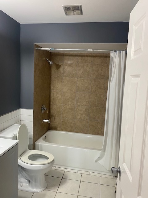 143 West Elk Trail, Unit 342 Carol Stream, IL 60188 - Photo 6 of 13 a bathroom with a toilet and a bathtub
