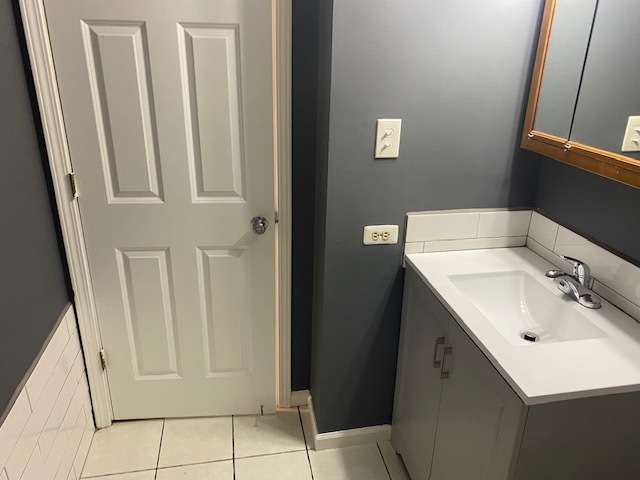 143 West Elk Trail, Unit 342 Carol Stream, IL 60188 - Photo 7 of 13 a bathroom with a sink and mirror