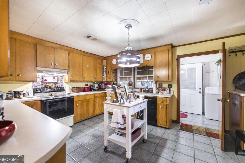 751 Findley Road Pinehurst, GA 31070 - Photo 17 of 47 a kitchen that has a lot of cabinets stainless steel appliances and a large window