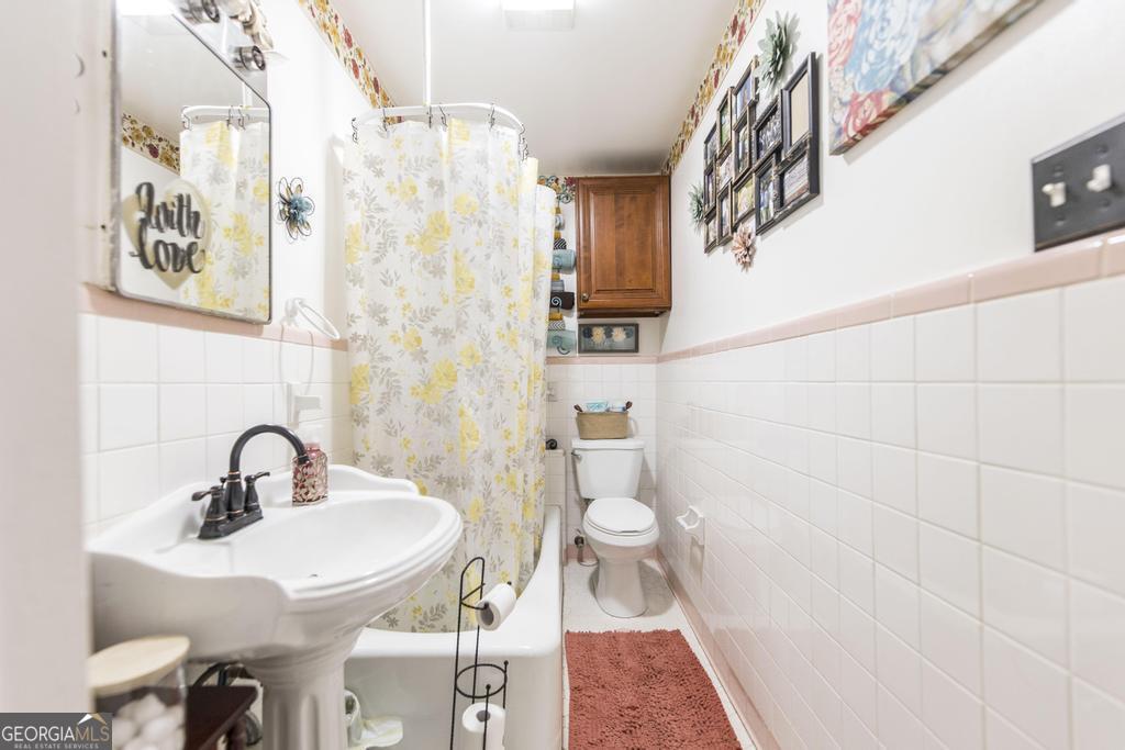 751 Findley Road Pinehurst, GA 31070 - Photo 22 of 47 a bathroom with a sink toilet and shower