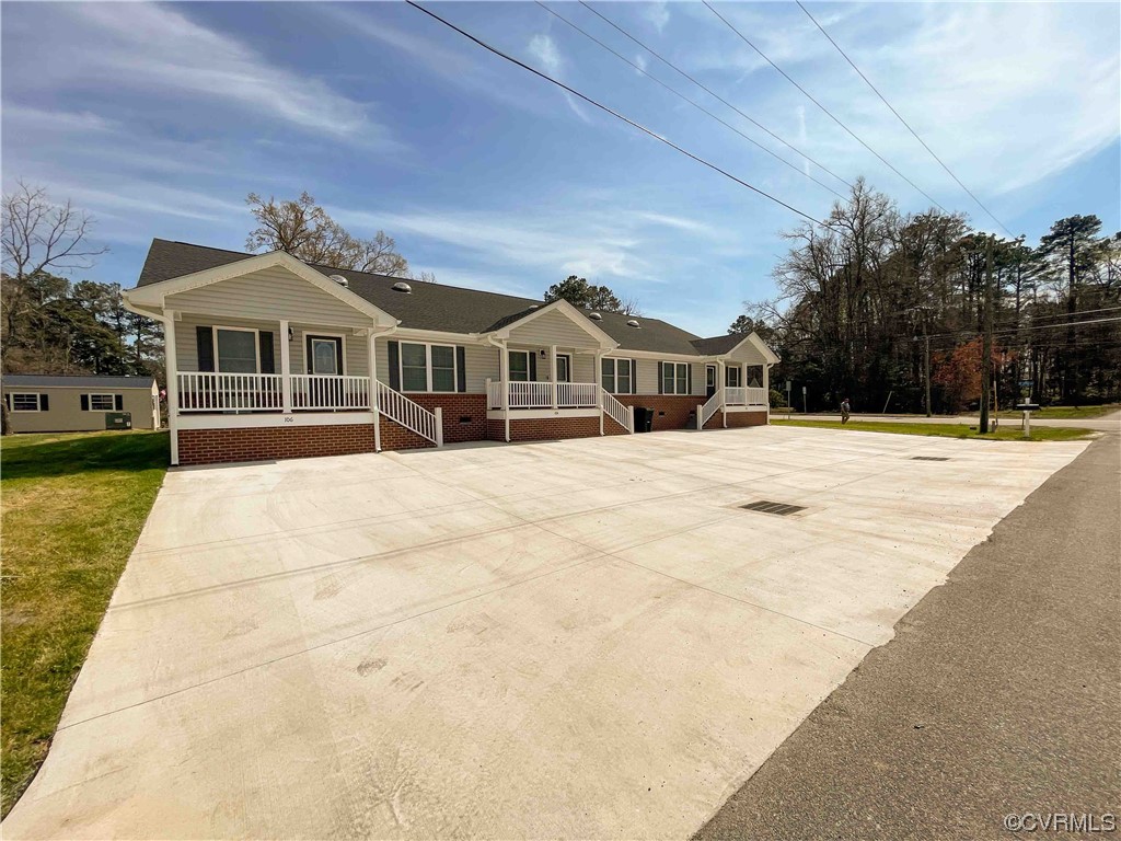 102-112 Maple Street Kenbridge, VA 23944 - Photo 2 of 11 a front view of a house with a yard