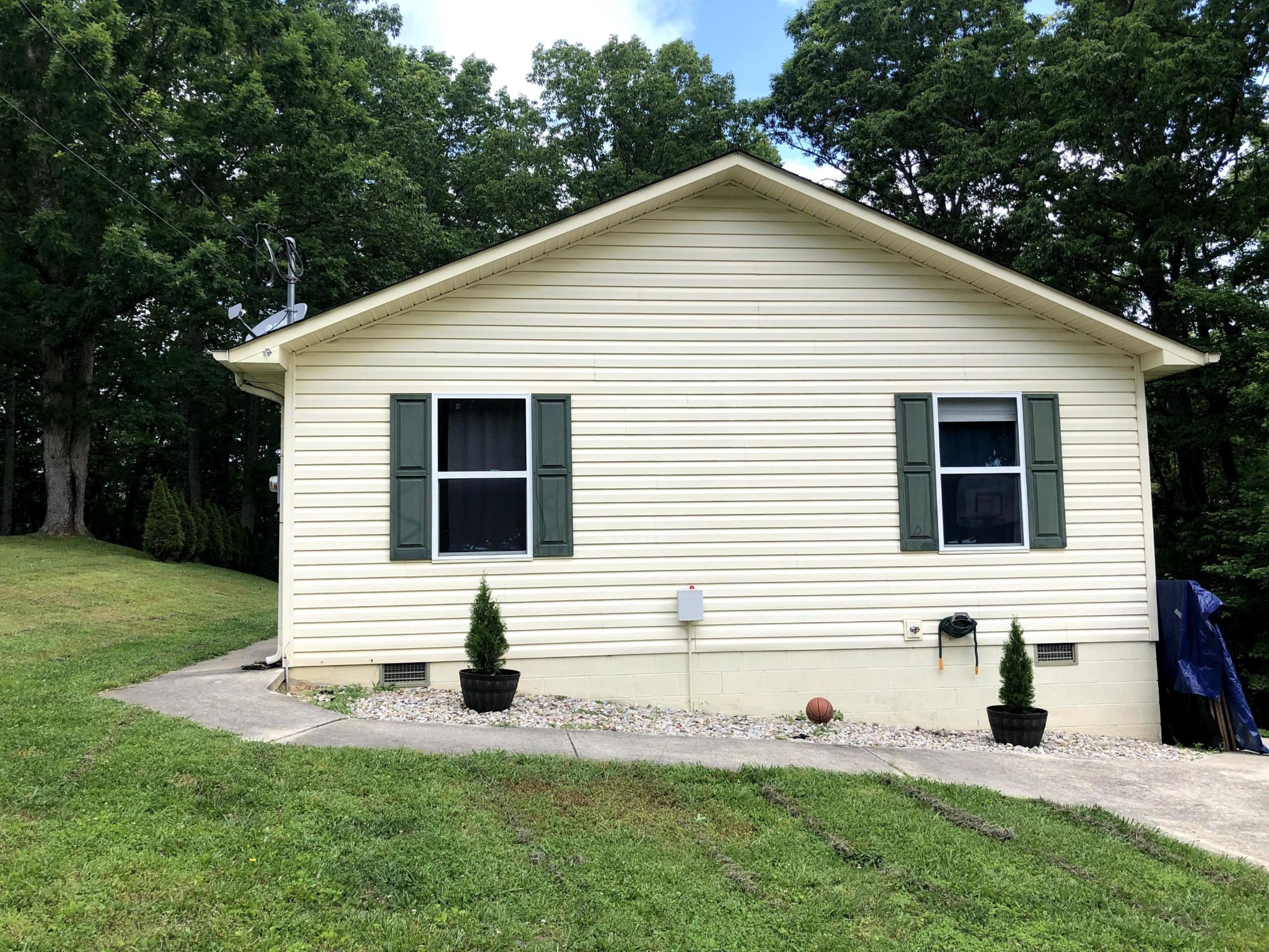 915 Sand Cut Road Oneida, TN 37841 - Photo 6 of 19 a view of a white house with a yard