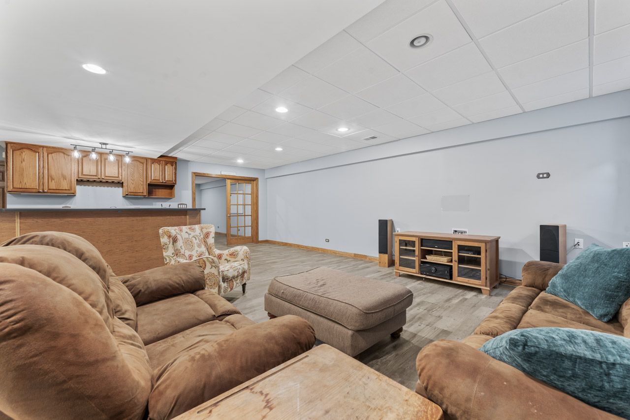 9307 Daniel Lane Spring Grove, IL 60081 - Photo 53 of 70 a living room with furniture and a couch