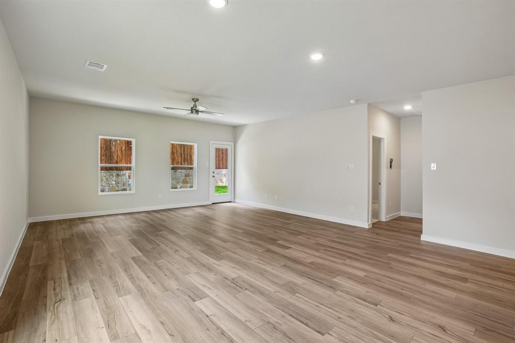 369 Declan Street Springtown, TX 76082 - Photo 6 of 37