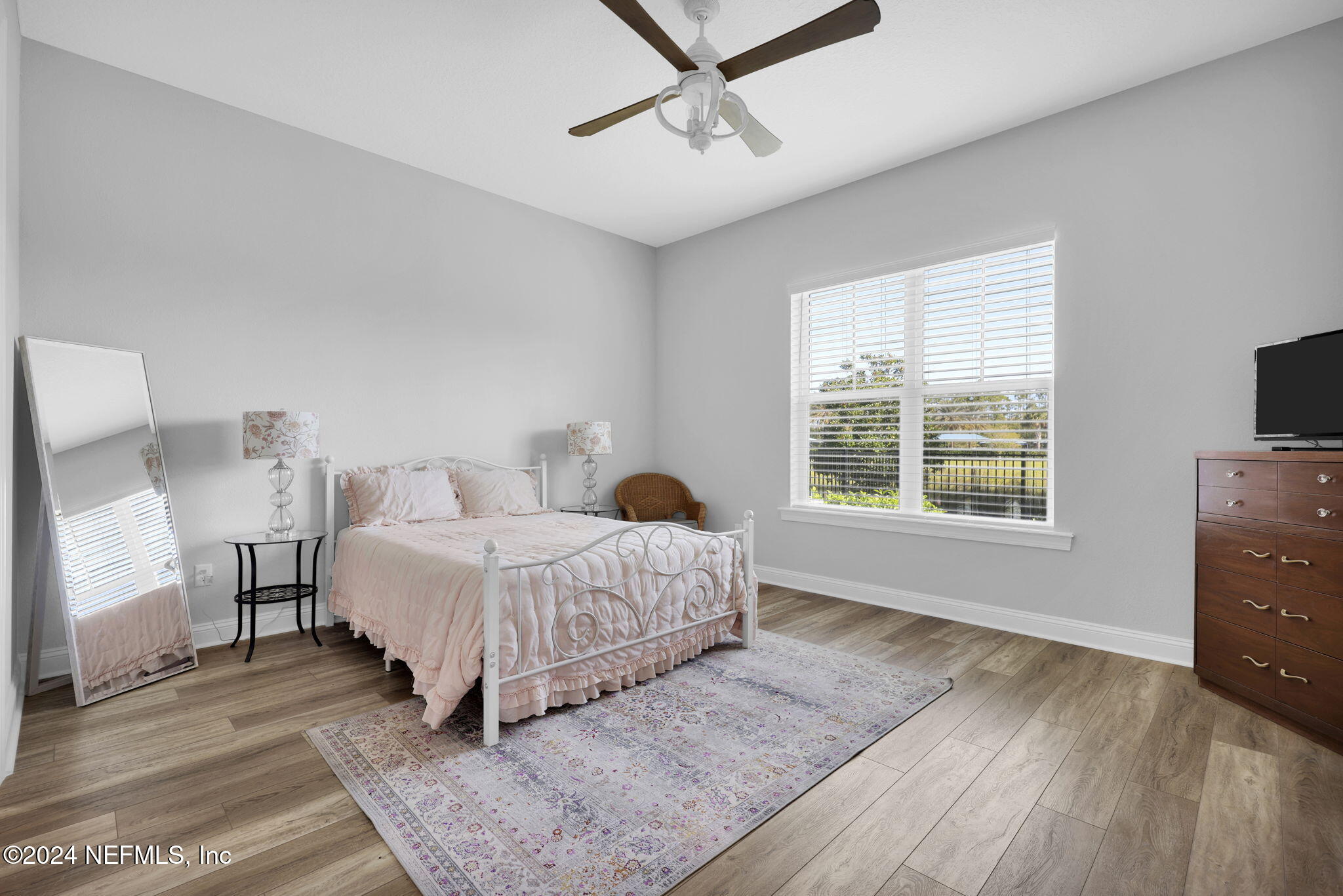 217 Liberty Bell Road Ponte Vedra, FL 32081 - Photo 16 of 50 a living room with a bed furniture and a window