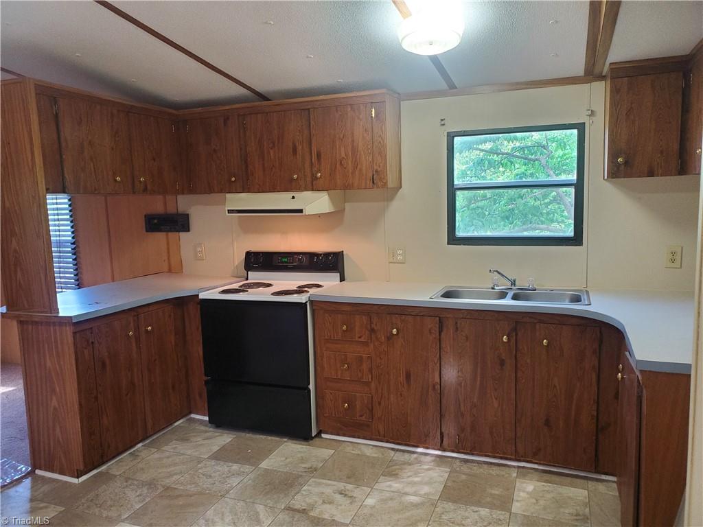 3001 Stonehenge Road Thomasville, NC 27360 - Photo 3 of 12 Gallery Image 3